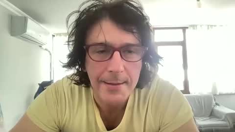 Snapshot of alphandre chatting on 02-04-25, 10:10 AlphAndre online show from 02-04-25, 10:10