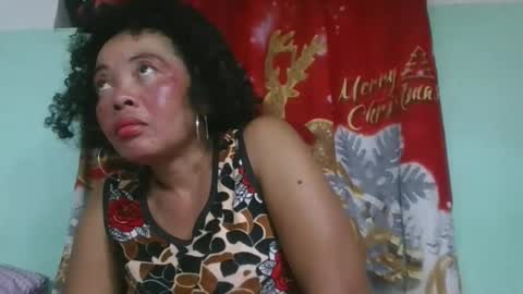 Snapshot of alypierette chatting on 11-28-25, 07:49 alypierette online show from 11-28-25, 07:49