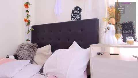 Snapshot of amabella_w chatting on 10-23-25, 07:01 Isabella online show from 10-23-25, 07:01