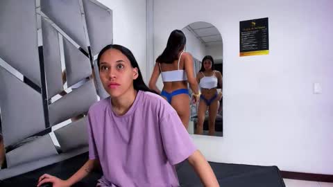 Amia y Sofia online show from 10-27-25, 08:35