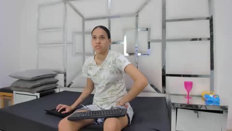 Amia y Sofia online show from 11-17-25, 08:58