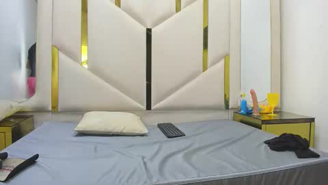 Amia y Sofia online show from 11-22-25, 08:30