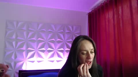 Snapshot of amalett chatting on 10-19-25, 12:17 Amalett online show from 10-19-25, 12:17