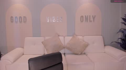 Amalia cruss online show from 11-14-25, 08:40