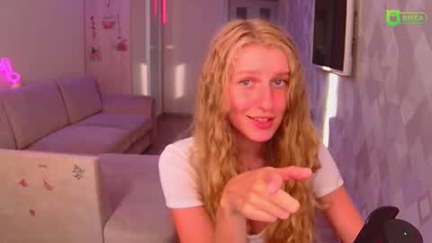 Snapshot of amaliaqueen999 chatting on 09-20-25, 02:18 Amalia online show from 09-20-25, 02:18