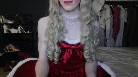 Snapshot of amaliecd chatting on 12-19-24, 10:32 Amalie online show from 12-19-24, 10:32