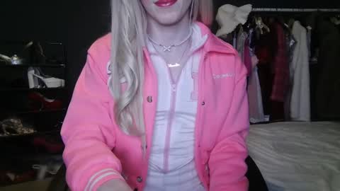 Snapshot of amaliecd chatting on 01-12-25, 03:25 Amalie online show from 01-12-25, 03:25