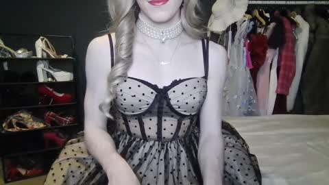 Snapshot of amaliecd chatting on 02-16-25, 06:54 Amalie online show from 02-16-25, 06:54