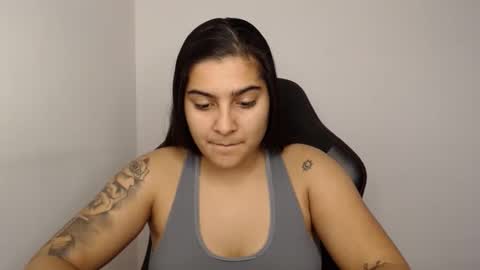 Snapshot of amanda5star chatting on 12-13-24, 11:23 The queen of the biceps online show from 12-13-24, 11:23