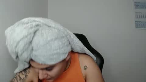 Snapshot of amanda5star chatting on 03-06-25, 06:59 The queen of the biceps online show from 03-06-25, 06:59