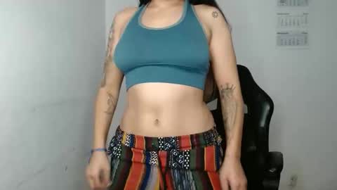 Snapshot of amanda5star chatting on 11-21-25, 11:47 The queen of the biceps online show from 11-21-25, 11:47