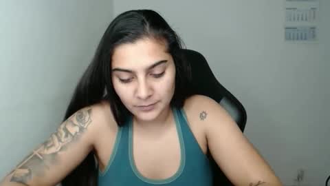 Snapshot of amanda5star chatting on 11-25-25, 05:13 The queen of the biceps online show from 11-25-25, 05:13