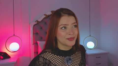 Snapshot of ambar_adamss chatting on 11-17-25, 11:27 Sara online show from 11-17-25, 11:27