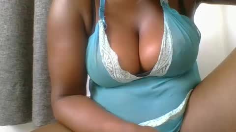 Mia online show from 03-07-25, 07:19