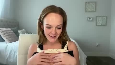 Snapshot of amberjayxox0 chatting on 10-14-25, 07:25 Amber online show from 10-14-25, 07:25