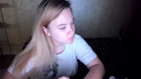 Snapshot of ambrosia__ chatting on 09-17-25, 04:03 ambrosia__ online show from 09-17-25, 04:03