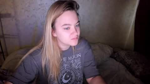 Snapshot of ambrosia__ chatting on 09-27-25, 04:39 ambrosia__ online show from 09-27-25, 04:39