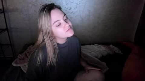 Snapshot of ambrosia__ chatting on 10-21-25, 04:46 ambrosia__ online show from 10-21-25, 04:46