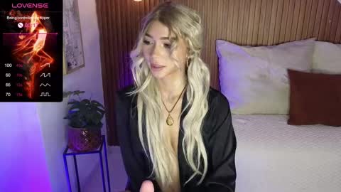 Snapshot of amelieaxie chatting on 01-23-25, 06:49 Isabella online show from 01-23-25, 06:49