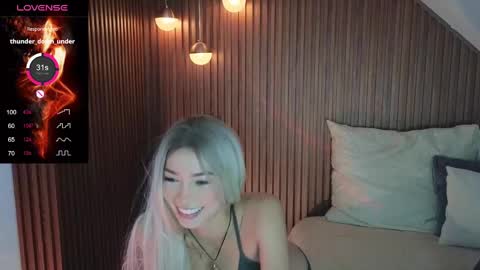 Snapshot of amelieaxie chatting on 03-10-25, 04:28 Isabella online show from 03-10-25, 04:28