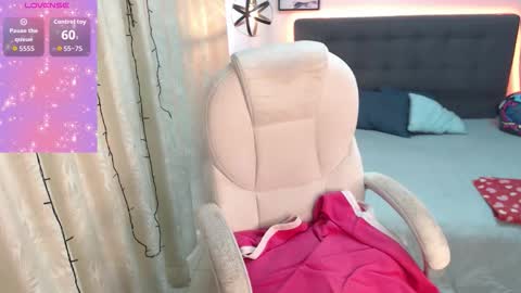 Snapshot of amelierose1 chatting on 11-01-25, 04:42 Amelie online show from 11-01-25, 04:42