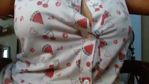 Snapshot of ames9001 chatting on 10-06-25, 12:46 Mari online show from 10-06-25, 12:46