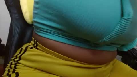 Snapshot of ames9001 chatting on 11-04-25, 12:15 Mari online show from 11-04-25, 12:15