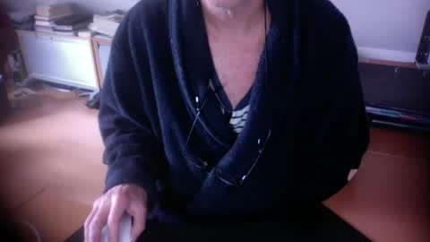 Snapshot of amor2200 chatting on 02-07-26, 09:13 Amor2200 online show from 02-07-26, 09:13