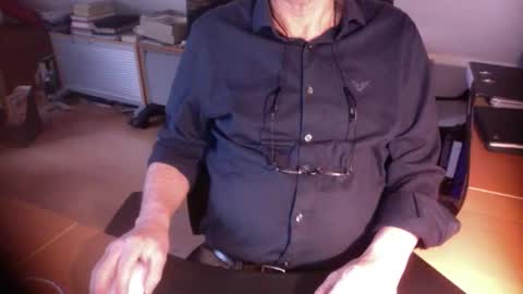 Snapshot of amor2200 chatting on 02-09-26, 08:29 Amor2200 online show from 02-09-26, 08:29