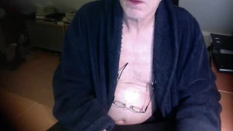 Snapshot of amor2200 chatting on 02-10-26, 08:57 Amor2200 online show from 02-10-26, 08:57