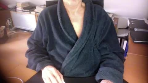 Snapshot of amor2200 chatting on 02-11-26, 09:36 Amor2200 online show from 02-11-26, 09:36