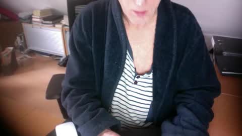 Snapshot of amor2200 chatting on 02-13-26, 09:38 Amor2200 online show from 02-13-26, 09:38