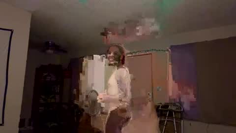 Snapshot of amorebeastly chatting on 11-24-25, 02:44 Amor online show from 11-24-25, 02:44