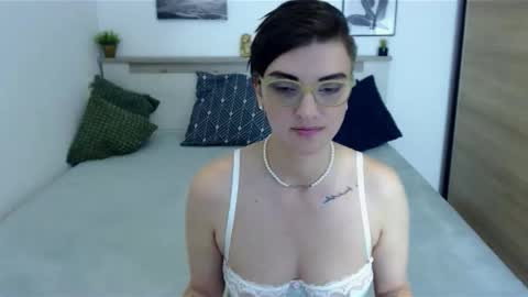 Snapshot of amylexy chatting on 09-29-25, 04:01 Hi there guys  My pleasure in your hands  pvt is open online show from 09-29-25, 04:01