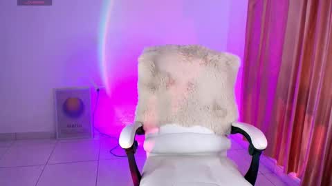 Snapshot of amyolimpo chatting on 11-10-25, 03:05 Amy ... Nice to meet u thumb up me please its important online show from 11-10-25, 03:05