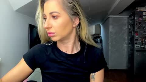 amyroberta92 online show from 12-22-25, 07:38