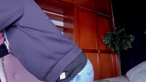 Anahi online show from 12-16-25, 03:22