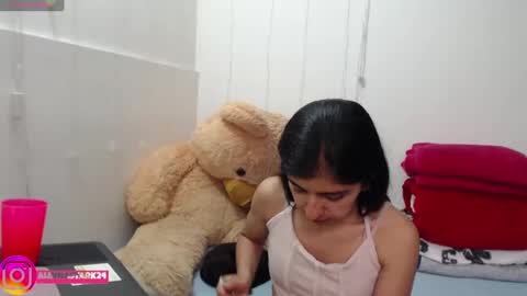 Snapshot of anahibrowns95 chatting on 11-12-25, 07:13 Anahi Browns online show from 11-12-25, 07:13