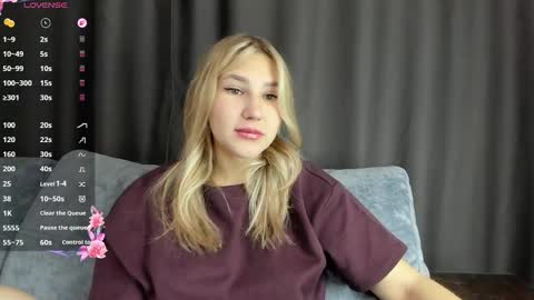 Snapshot of and1sa chatting on 10-21-25, 08:37 Andisa online show from 10-21-25, 08:37