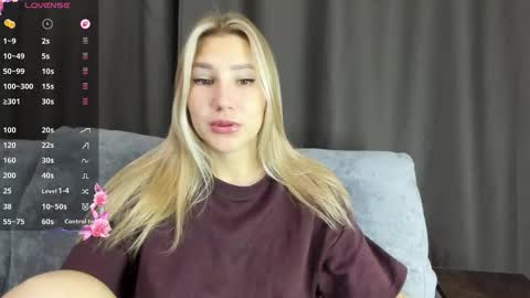 Snapshot of and1sa chatting on 10-27-25, 08:40 Andisa online show from 10-27-25, 08:40