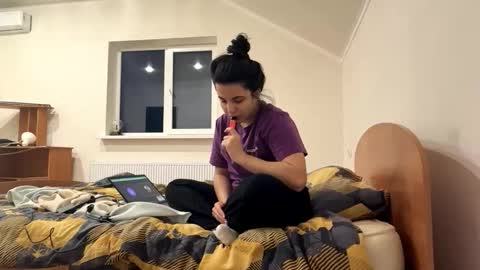 Snapshot of andrafendt chatting on 11-17-25, 02:34 Viola online show from 11-17-25, 02:34