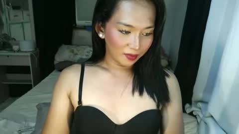 Snapshot of andrea_grande chatting on 11-17-25, 12:27 yanie online show from 11-17-25, 12:27