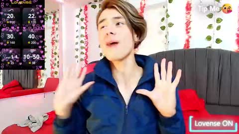 Snapshot of andres992563 chatting on 12-15-25, 12:53 Alann online show from 12-15-25, 12:53