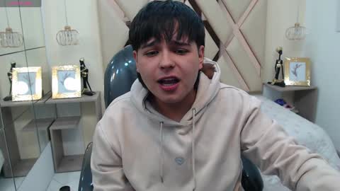 Snapshot of andrewsmile_ chatting on 12-30-24, 01:14 ANDREW online show from 12-30-24, 01:14