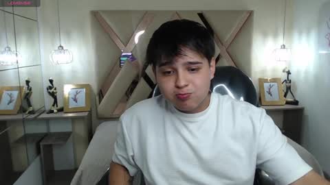 Snapshot of andrewsmile_ chatting on 01-25-25, 01:19 ANDREW online show from 01-25-25, 01:19