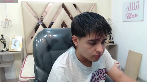 Snapshot of andrewsmile_ chatting on 02-04-25, 12:00 ANDREW online show from 02-04-25, 12:00