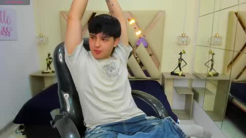 Snapshot of andrewsmile_ chatting on 04-12-26, 12:32 ANDREW online show from 04-12-26, 12:32