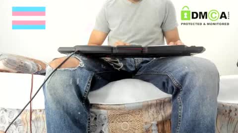 Snapshot of androgynous_love chatting on 02-16-25, 12:32 hugeclit online show from 02-16-25, 12:32