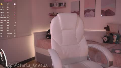 Victoria Senz  online show from 12-19-25, 03:41