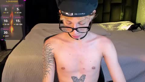 Snapshot of andywiills chatting on 10-08-25, 09:23 Andy online show from 10-08-25, 09:23